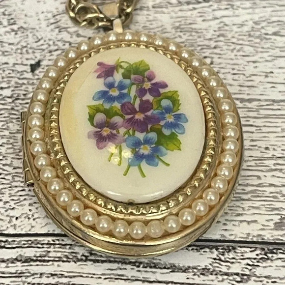 Vintage VTG Avon Floral Faux Pearl Locket Pendant Necklace 22” Long - Picture 3 of 13